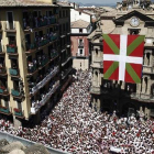 El chupinazo que a las 12:00 horas da el tradicional inicio de las fiestas de San Fermin se ha atrasado al descolgar unos desconocidos una gran ikurriña delante de la fachada del ayuntamiento de Pamplona.