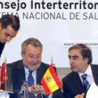 El ministro Bernat Soria conversa con el secretario general de Sanidad, José Martínez Olmos