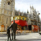 Carrusel montado al lado de la Catedral de León.