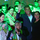 Moreno se dirige a sus seguidores arropado por el presidente Correa, este domingo en Quito
