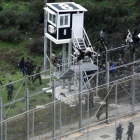 Imagen de archivo: un grupo de inmigrantes intentan saltar la valla de Ceuta en 2016.