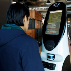 El robot chequea a un ciudadano en busca de síntomas de coronavirus. JOSÉ MÉNDEZ/EFE