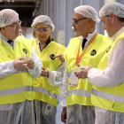 El presidente de la Junta, la consejera de Economía y el alcalde, en su visita a la fábrica de BA Glass. DL