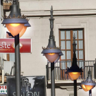 Farolas en el casco antiguo de León.