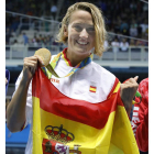 Mireia Belmonte celebra el oro tras ganar la final de los 200 metros mariposa de natación. LAVANDEIRA JR