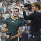 Carlos Alcaraz y el alemán Alexander Zverev, tras la final del Open de Madrid. EMILIO NARANJO