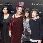 El director Agustí Villaronga, posa junto al reparto de actores de la película.