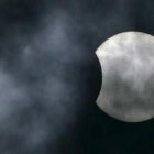 La Luna cubre parcialmente el Sol durante un eclipse solar en Zúrich, Suiza.