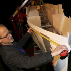 Enric Calvo junto a una de las maquetas de reconstrucción del Titanic que forma parte de la muestra en Granada.