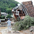 Una mujer observa los desperfectos de su casa en la prefectura de Hyogo, en Japón.