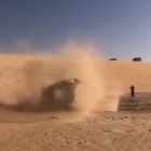 Vuelco de Fernando ALonso y Marc Coma con su Toyota en las dunas de Dakar 2020 en la décima etapa.