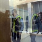 Agencias de policía, durante uno de los registros.