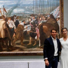 Rafael Nadal y Garbiñe Muguruza posan delante del cuadro de Velázquez. La rendicion de Breda en el Museo del Prado.
