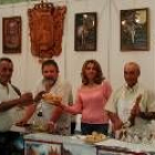Tres miembros de la asociación de productos de cecina de chivo de Vegacercevera, junto a un cliente