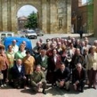 Los prejubilados de Caja España durante un momento de la visita de ayer a Sahagún