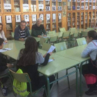 Los alumnos, con su periódico en el IES Obispo Argüelles. DL