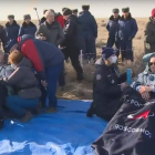 Los cosmonautas rusos, tras el aterrizaje. ROSCOSMOS HANDOUT