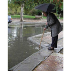 Una vecina trata de cruzar la Avenida de San Froilán.