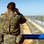 Efectivos del Ejército vigilan y supervisan las vías del AVE Madrid-Lérida a su paso por Guadalajara