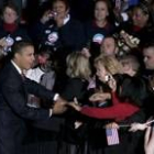 Obama saluda a sus seguidores en el acto electoral de ayer en Ohio