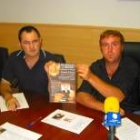 Javier Pinos y Jorge Fernández sujetan el cartel del homenaje a los repreasliados de 1936