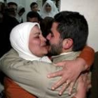 El palestino Maher Zoher, miembro de la Yihad, besa a su mujer tras pasar cinco años preso en Israel