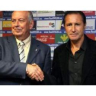 Pichi Lucas, ayer en su presentación como nuevo entrenador del Real Oviedo, acompañado por el presid