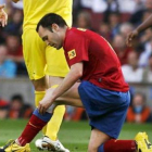 Iniesta se queja tras recibir una entrada en el partido frente al Villarreal