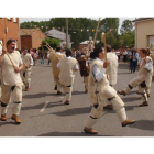 Un momento de la danza con las cachas de los pastores en la que rinden culto a su patrona, Nuestra Señora del Rosario.