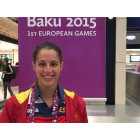 Carolina posa en Bakú delante del cartel de los Juegos Europeos
