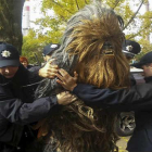 La policía ucraniana detiene a Chewbacca por aparcar mal.