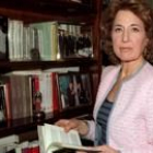 La historiadora madrileña Carmen Iglesias en la biblioteca de su casa