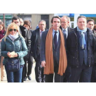 José María Aznar en compañía de varios dirigentes del PP, durante su paseo por el centro  de la ciudad.