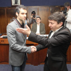 Folgueral invita a Gallardo a ocupar su escaño tras su toma de posesión el 30 de marzo de 2013.