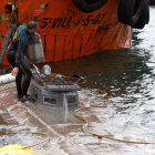 Agentes de la Guardia Civil sobre el narcosubmarino.