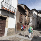 Peregrinos en la Calle del Agua, en una foto de archivo.