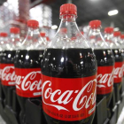Botellas de Coca-cola en una fábrica preparadas para su distribución.