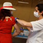 En León se vacunaron ayer contra el coronavirus 3.558 personas. FERNANDO OTERO