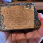 Detalle del framento del meteorito que cayó en Reliegos en 1947 y que ahora ha salido a subasta. DL