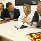 Pollán conversa con López Benito, en presencia del resto de representantes de firmas colaboradoras.