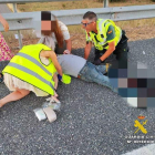 Intervención de los agentes con el motorista accidentado. GUARDIA CIVIL