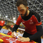 El hispano Álex Costoya firma una camiseta de la selección en el Palacio