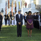 Barack Obama y Michelle Obama guardan un minuto de silencio en homenaje a las víctimas.