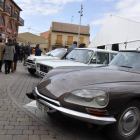 Los coches clásicos atrajeron muchas miradas ayer en Valencia de Don Juan. DL