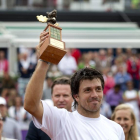 Carlos Berlocq levanta el trofeo que le acredita como campeón del torneo de Bastad (Suecia).