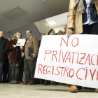 Un momento de la protesta que se celebró ayer en los juzgados de la capital.