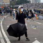 Un protestante porta un paraguas durante las manifestaciones masivas contra la polémica ley de extradición, este miércoles en Hong Kong (China).