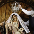Julio Cayón coloca la corona sobre la imagen de Nuestra Señora del Mercado, durante los preparativos para la procesión de hoy. JESÚS