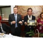 El presidente del CIT, Ángel González, entregó al capitán Ibarra un tambor para asar castañas.