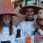 Una familia disfruta del desfile celebrado ayer en Valencia de Don Juan. MEDINA